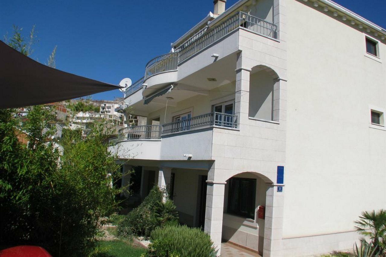 Apartments Miljak Omis Bagian luar foto