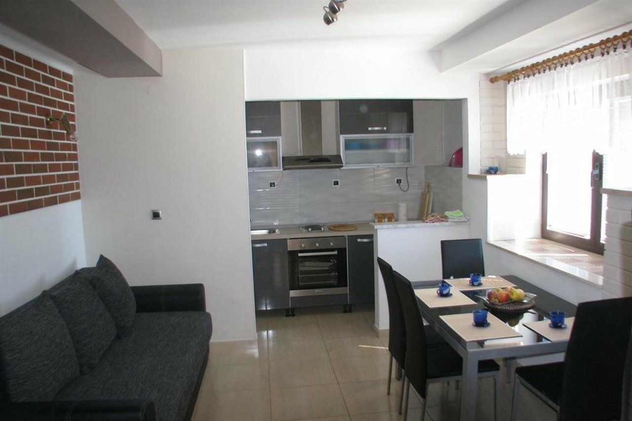 Apartments Miljak Omis Bagian luar foto